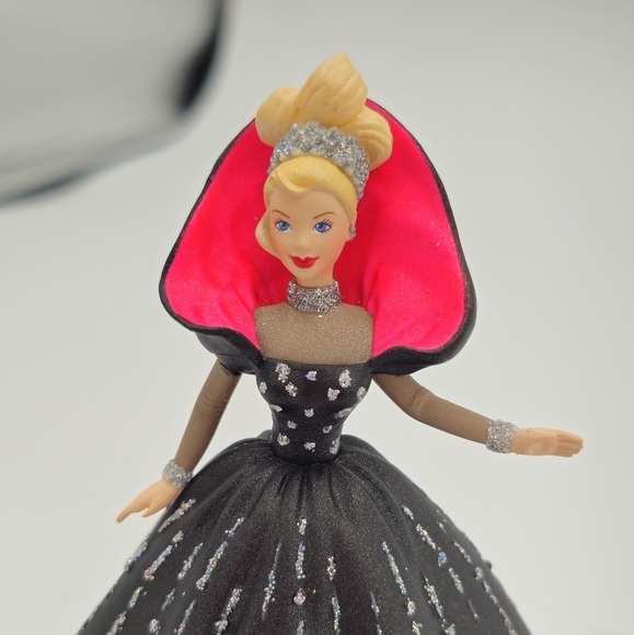 Vintage 1998 Hallmark Keepsake Holiday Barbie Ornament - Picture 5 of 6